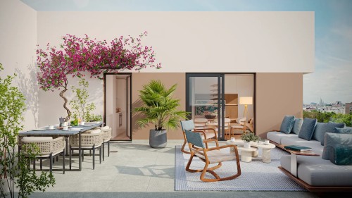 Gran terraza de un ático en Insur Elyonia amueblada con comedor exterior y zona chill out, ofreciendo vistas despejadas al horizonte de Sevilla y el entorno verde de Entrenúcleos.